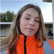 Je suis Eva, j’ai 19ans et je suis actuellement étudiante en bts support à l’action managériale en alternance en tant qu’assistante manager à la SNCF. 
Je suis actuellement à la recherche d’un job étudiant, je donne donc des cours pour tout âge et toute m
